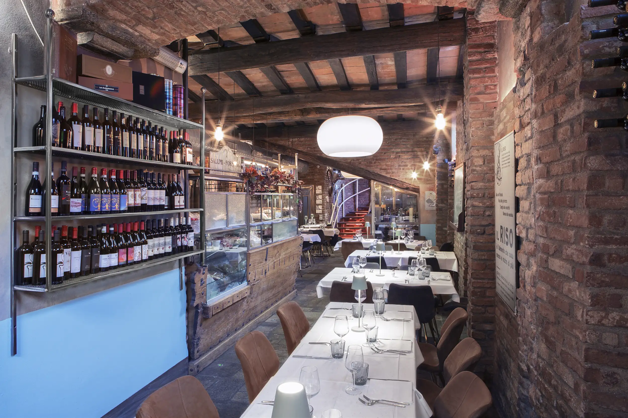 Calici di vino pregiato in controluce nell'Enoteca con cucina